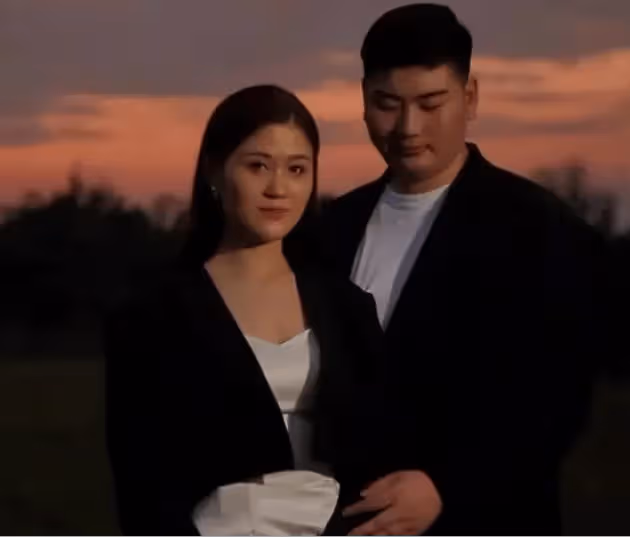 大衣哥現身月子中心,朱小偉妻子陳萌是大功臣,前妻陳亞男評論區被網友攻陷