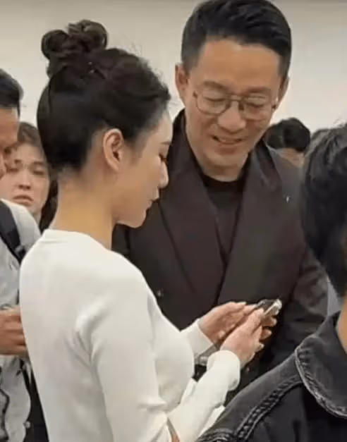 大衣哥現身月子中心,朱小偉妻子陳萌是大功臣,前妻陳亞男評論區被網友攻陷