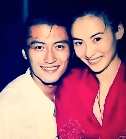 不復婚不結婚的謝霆鋒有多精明,如今才明白,他對張柏芝,不是喜歡,而是深愛