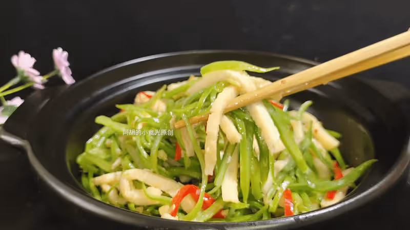 韭菜芹菜靠邊站,夏天這菜敞開吃!隨手炒一盤,祛濕好幫手,又一道好菜上新了