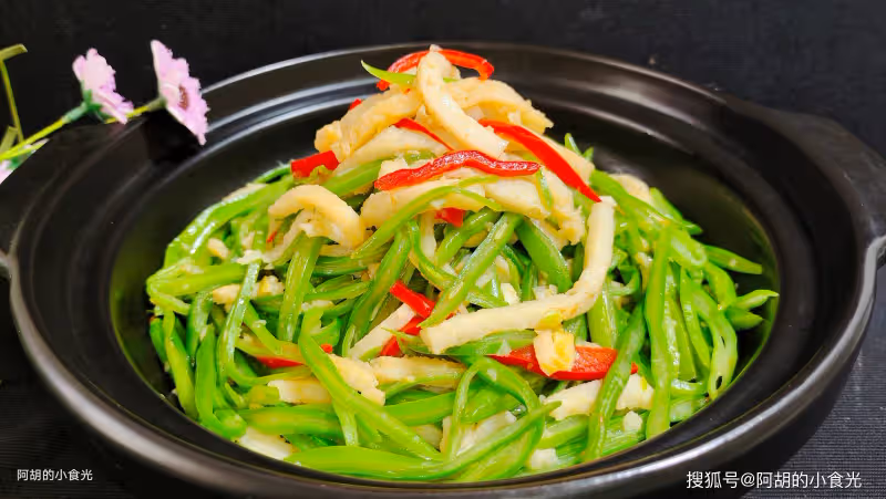 韭菜芹菜靠邊站,夏天這菜敞開吃!隨手炒一盤,祛濕好幫手,又一道好菜上新了
