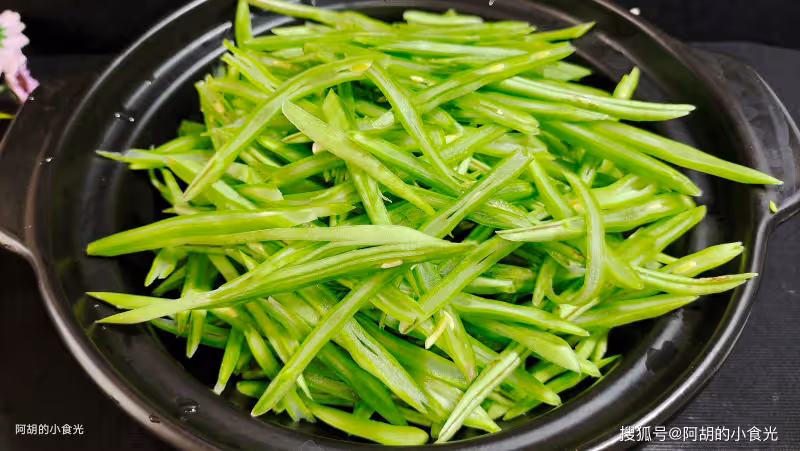 韭菜芹菜靠邊站,夏天這菜敞開吃!隨手炒一盤,祛濕好幫手,又一道好菜上新了