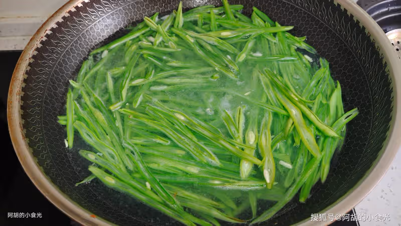韭菜芹菜靠邊站,夏天這菜敞開吃!隨手炒一盤,祛濕好幫手,又一道好菜上新了