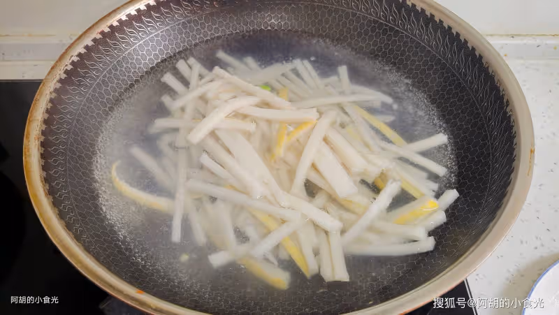 韭菜芹菜靠邊站,夏天這菜敞開吃!隨手炒一盤,祛濕好幫手,又一道好菜上新了