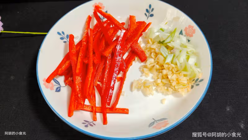 韭菜芹菜靠邊站,夏天這菜敞開吃!隨手炒一盤,祛濕好幫手,又一道好菜上新了