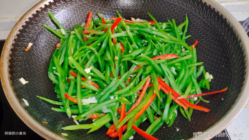 韭菜芹菜靠邊站,夏天這菜敞開吃!隨手炒一盤,祛濕好幫手,又一道好菜上新了