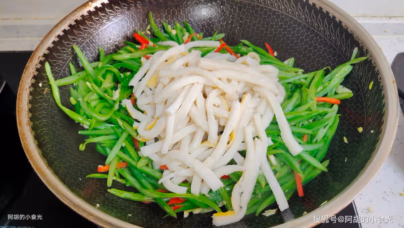 韭菜芹菜靠邊站,夏天這菜敞開吃!隨手炒一盤,祛濕好幫手,又一道好菜上新了