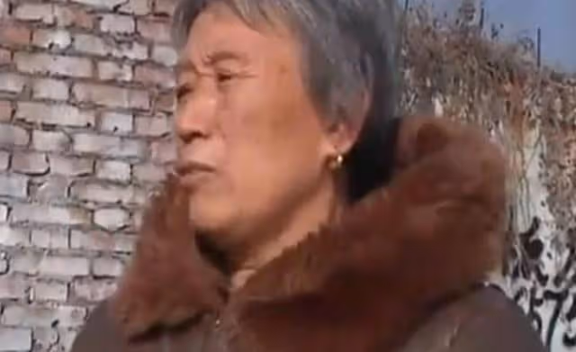 夫妻離婚5年,前妻把孩子扔在老家不管不顧,記者:養不活就別生