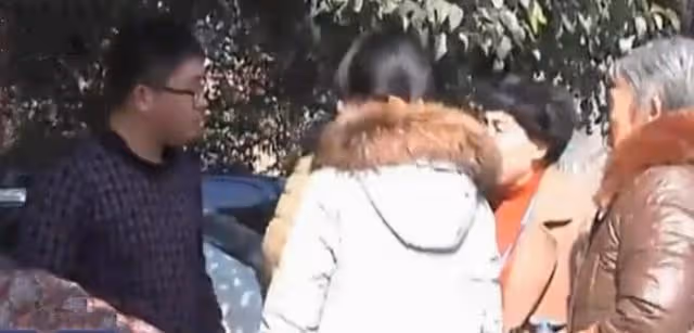 夫妻離婚5年,前妻把孩子扔在老家不管不顧,記者:養不活就別生