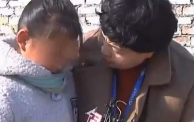 夫妻離婚5年,前妻把孩子扔在老家不管不顧,記者:養不活就別生