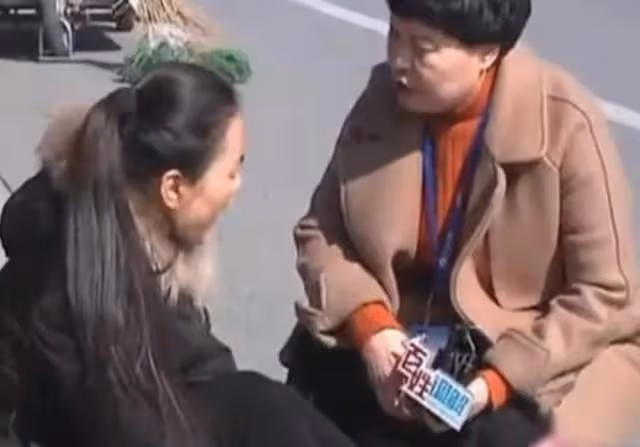 夫妻離婚5年,前妻把孩子扔在老家不管不顧,記者:養不活就別生