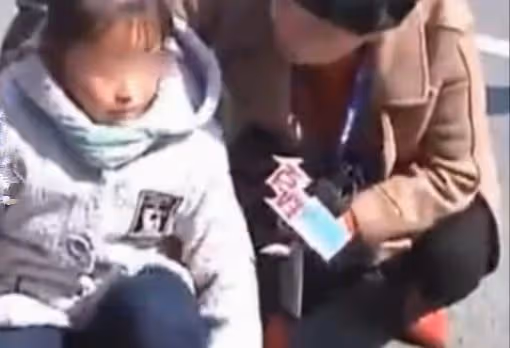 夫妻離婚5年,前妻把孩子扔在老家不管不顧,記者:養不活就別生