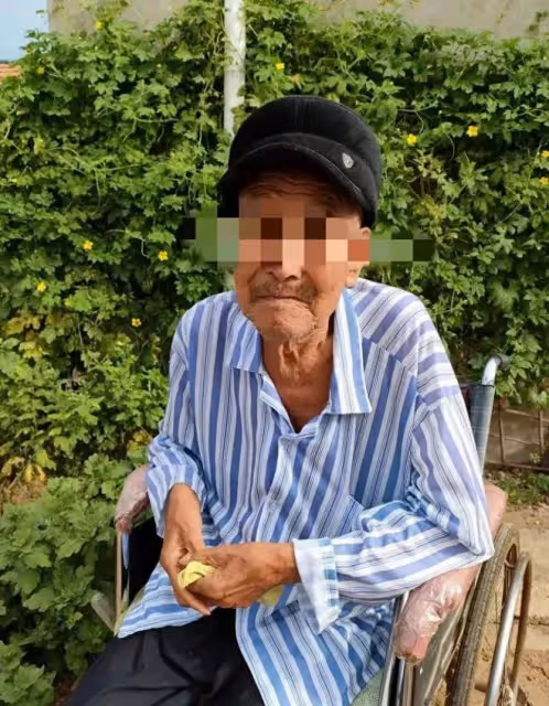 煎熬!七十歲的老人還要伺候九十多歲的爹,兒子:怕自己熬不過去