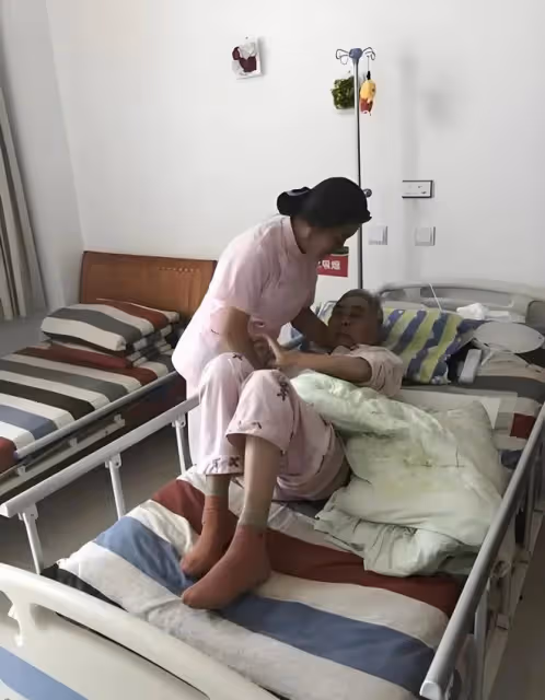 煎熬!七十歲的老人還要伺候九十多歲的爹,兒子:怕自己熬不過去