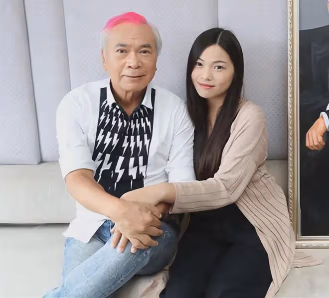 爺孫戀出事了!女主遇襲後,富二代身份疑造假,因6項罪名被拘留