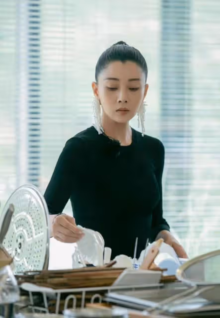 殷桃放開後也太美了!最新《中餐廳》大膽秀性感,穿黑色變成霸總