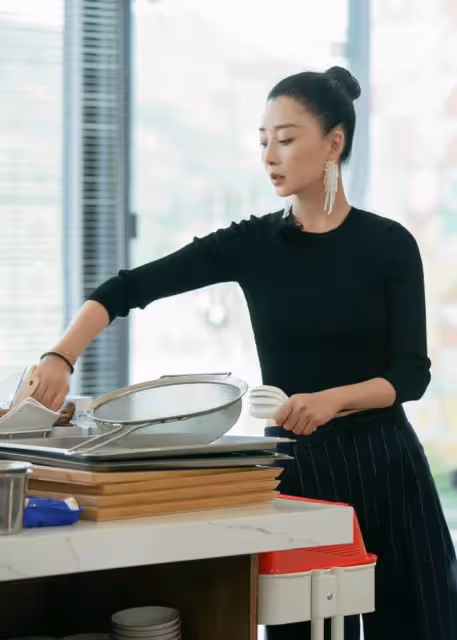 殷桃放開後也太美了!最新《中餐廳》大膽秀性感,穿黑色變成霸總