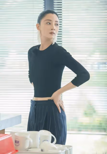 殷桃放開後也太美了!最新《中餐廳》大膽秀性感,穿黑色變成霸總