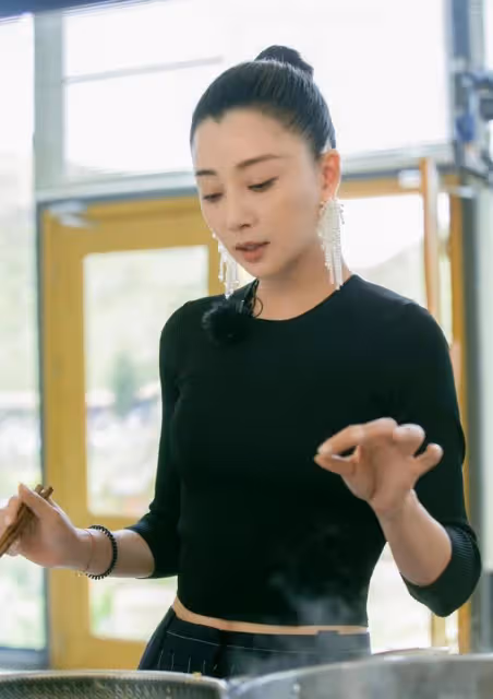 殷桃放開後也太美了!最新《中餐廳》大膽秀性感,穿黑色變成霸總