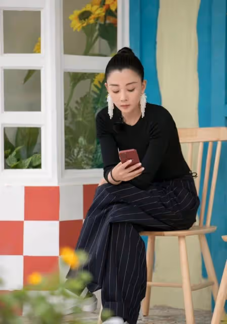 殷桃放開後也太美了!最新《中餐廳》大膽秀性感,穿黑色變成霸總