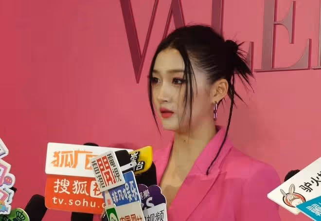 關曉彤今晚成大贏家!穿螢光粉現身阿那亞看秀,長腿吸睛又封神