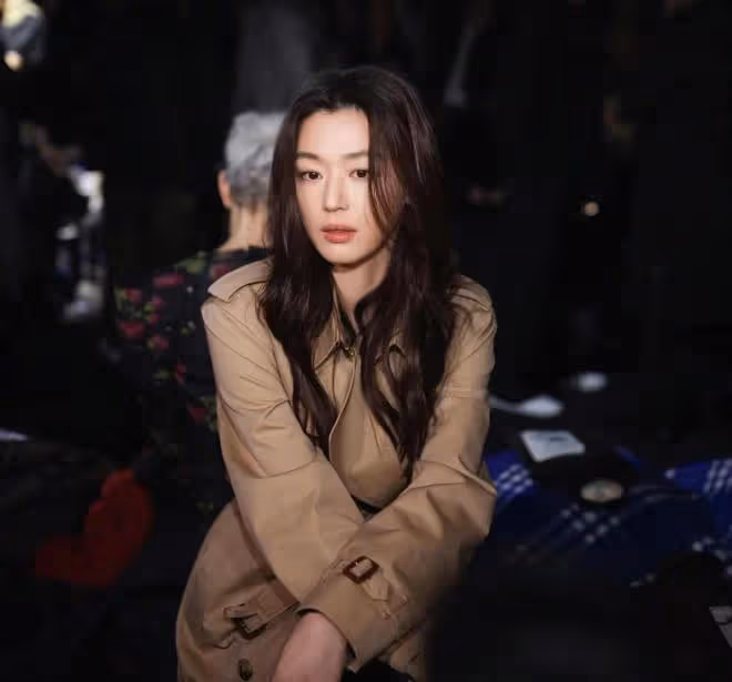 41歲全智賢時裝周生圖曝光!穿風衣看秀重回千頌伊,美得秒殺韓網