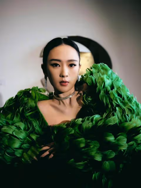 童瑤比章子怡還牛!微博之夜上把1000根羽毛穿身上,今晚氣場超強