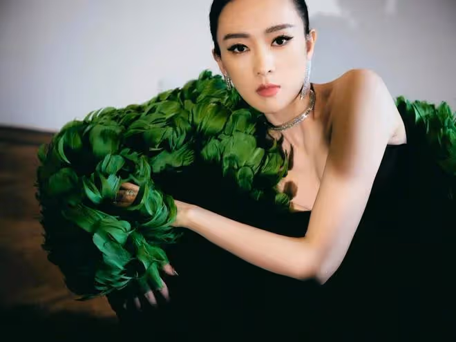 童瑤比章子怡還牛!微博之夜上把1000根羽毛穿身上,今晚氣場超強