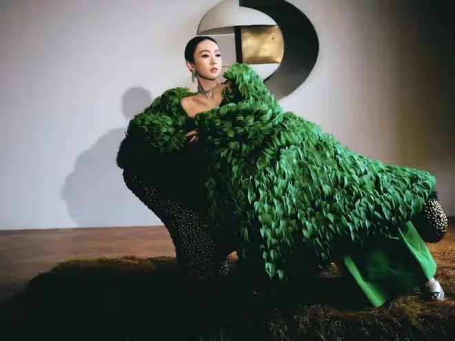 童瑤比章子怡還牛!微博之夜上把1000根羽毛穿身上,今晚氣場超強