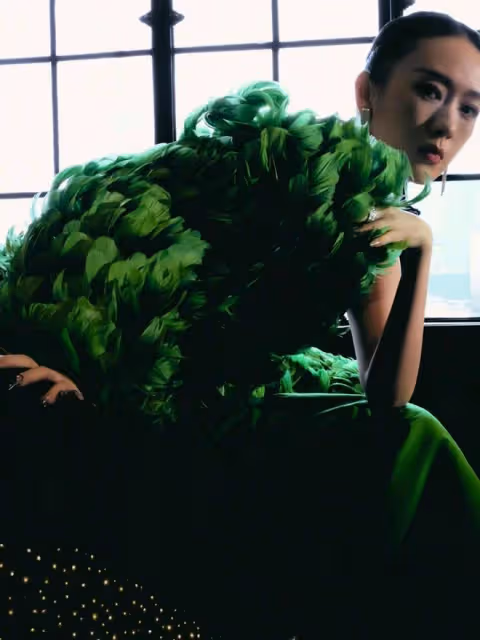 童瑤比章子怡還牛!微博之夜上把1000根羽毛穿身上,今晚氣場超強