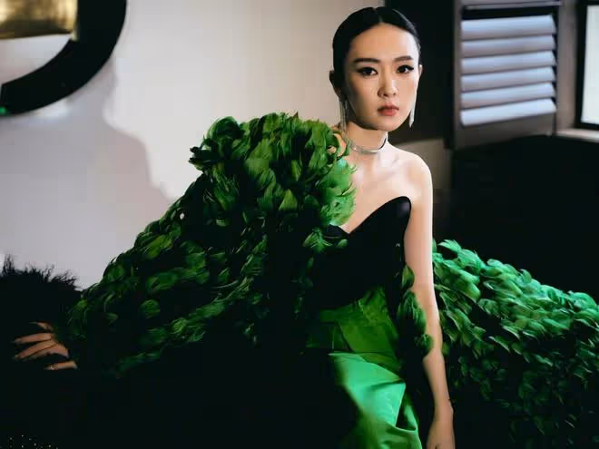 童瑤比章子怡還牛!微博之夜上把1000根羽毛穿身上,今晚氣場超強
