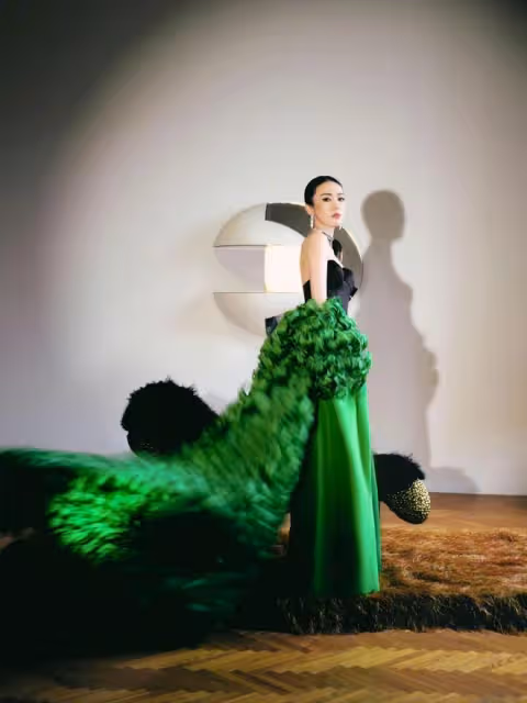 童瑤比章子怡還牛!微博之夜上把1000根羽毛穿身上,今晚氣場超強