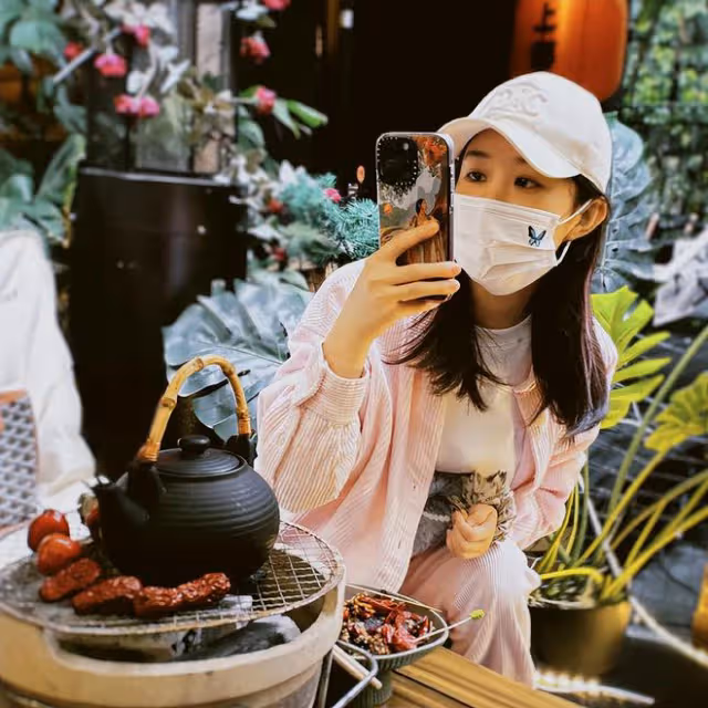 趙麗穎罕與孫千跳舞，閨蜜倆變「憨憨姐妹」，舞姿可愛素顏美翻了