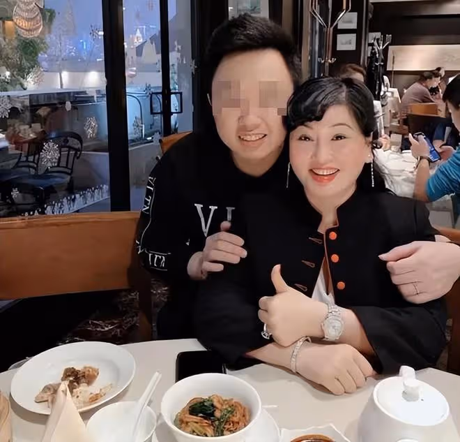 蔡天鳳事發地再出命案，2名女子被襲身亡，現場有人送悼念鮮花