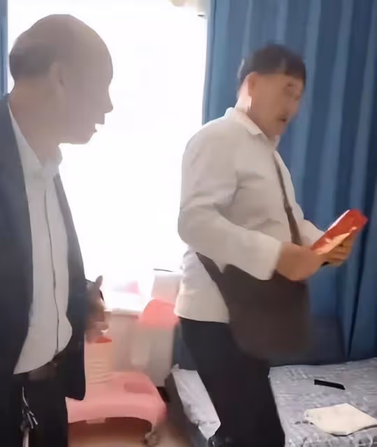 陳萌出月子正面照曝光，大衣哥遞上大紅包，小偉樂呵著端月子餐