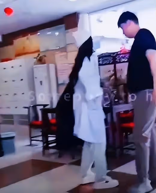 陳萌出月子正面照曝光，大衣哥遞上大紅包，小偉樂呵著端月子餐