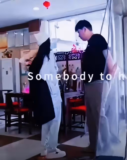 陳萌出月子正面照曝光，大衣哥遞上大紅包，小偉樂呵著端月子餐