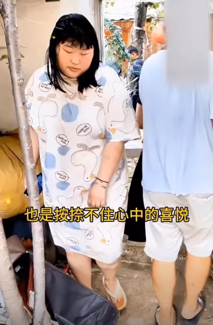 陳萌出月子正面照曝光，大衣哥遞上大紅包，小偉樂呵著端月子餐