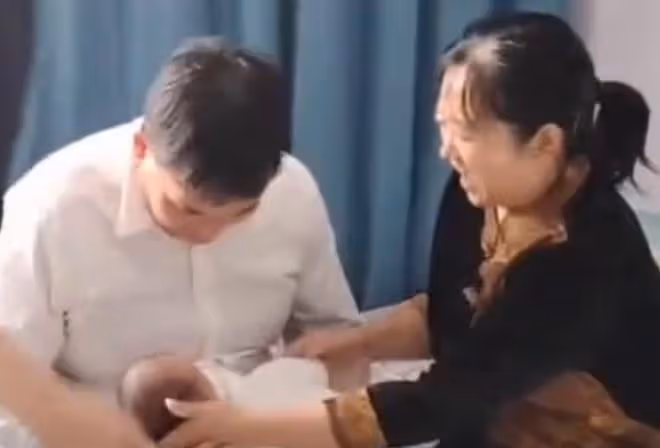 陳萌出月子正面照曝光，大衣哥遞上大紅包，小偉樂呵著端月子餐