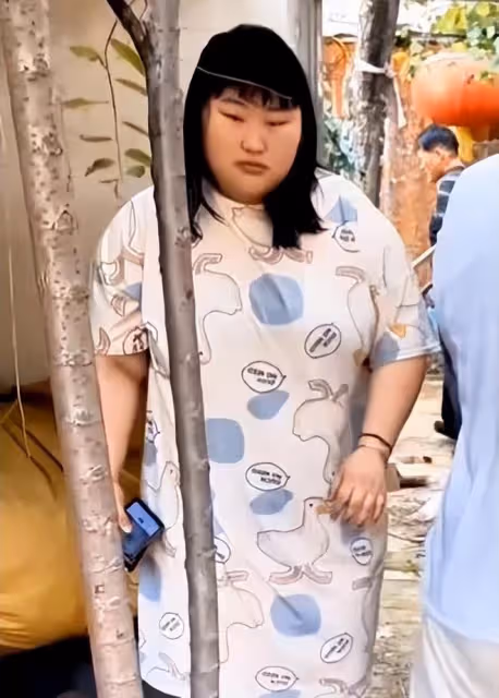 朱雪梅喜當姑姑，給陳萌拿大紅包，腿上有傷疑似患肥胖症