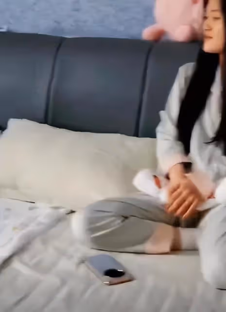 朱雪梅喜當姑姑，給陳萌拿大紅包，腿上有傷疑似患肥胖症