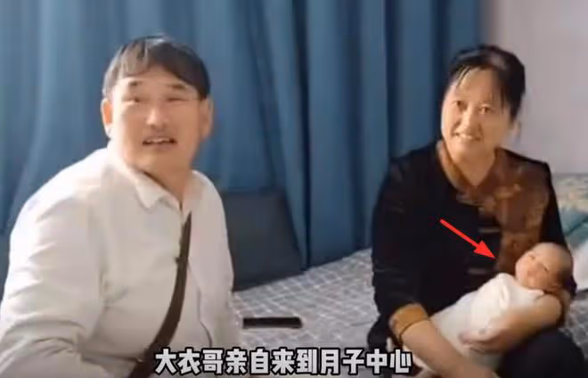 陳萌出月子照片曝光,大衣哥遞上大紅包,小偉為其端月子餐很貼心