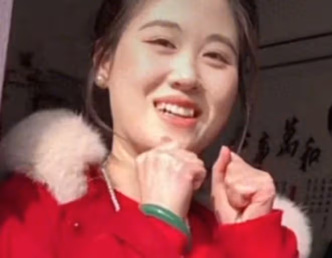 陳萌出月子照片曝光,大衣哥遞上大紅包,小偉為其端月子餐很貼心