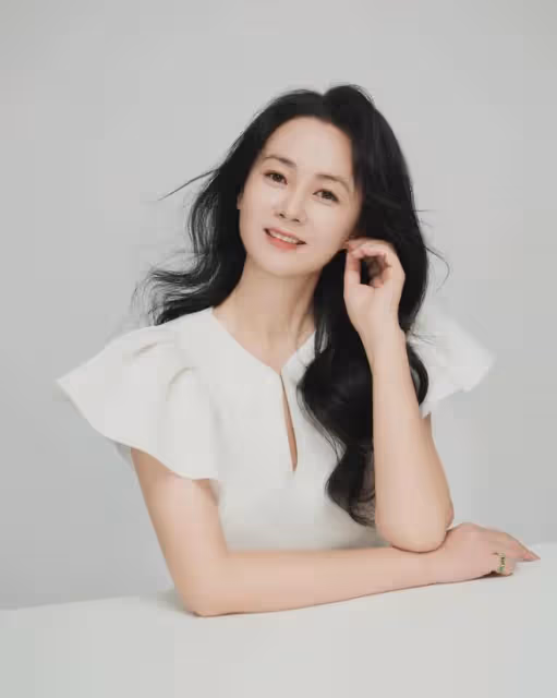 她長得美,演技好,出道25年零緋聞,49歲翻紅,生兩個兒子太幸福