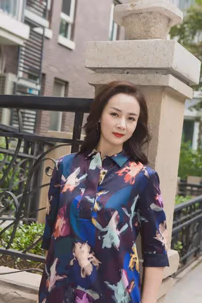 她長得美,演技好,出道25年零緋聞,49歲翻紅,生兩個兒子太幸福