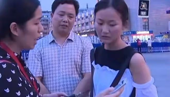 事件回顧:女兒高考前輟學照顧患癌母親,父親卻與紅顏生子秀恩愛