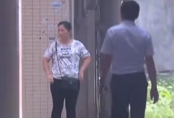 事件回顧:女兒高考前輟學照顧患癌母親,父親卻與紅顏生子秀恩愛