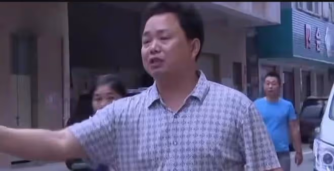 事件回顧:女兒高考前輟學照顧患癌母親,父親卻與紅顏生子秀恩愛