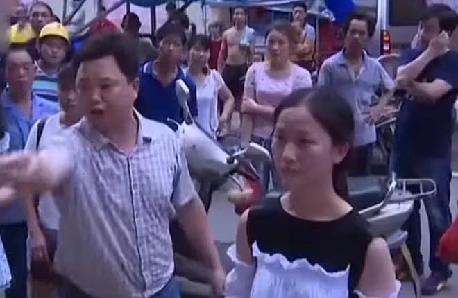 事件回顧：女兒高考前輟學照顧患癌母親，父親卻與紅顏生子秀恩愛