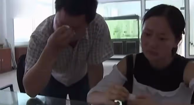 事件回顧：女兒高考前輟學照顧患癌母親，父親卻與紅顏生子秀恩愛
